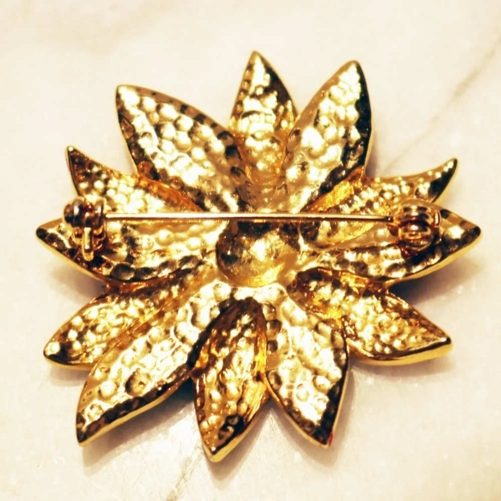🎄💫 Vintage Poinsettia Red Enamel Gold Tone Brooch ✨